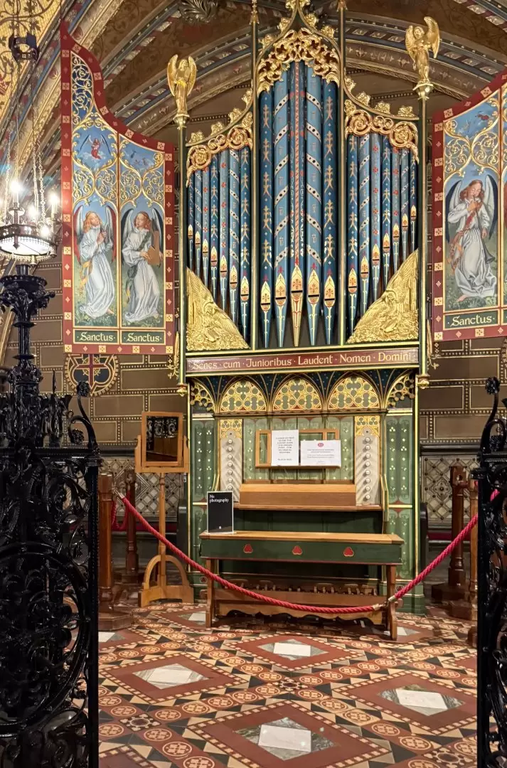 Elaborado y monumental, el órgano de la capilla oculta el pequeño armario donde Emily Wilding Davison pasó la noche del censo de 1911.