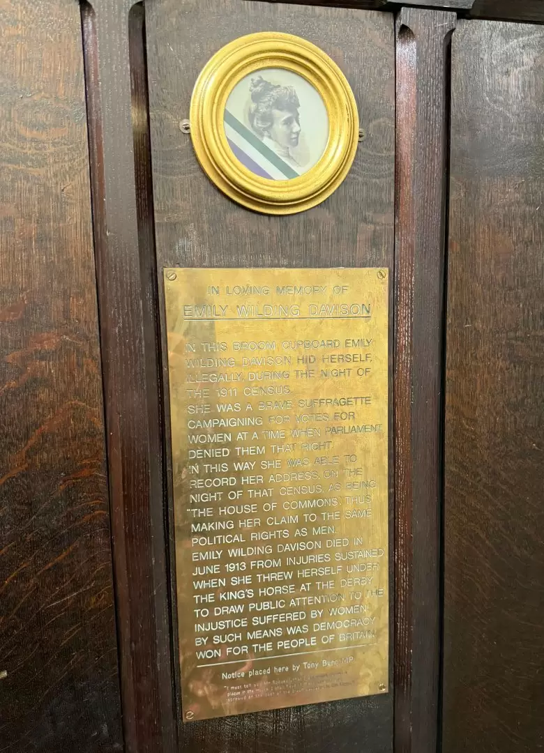 Placa instalada por Tony Benn en homenaje a Emily Wilding Davison, quien se ocultó en este armario durante el censo de 1911.