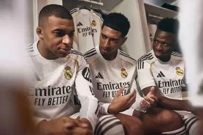 Kylian Mbappé, Jude Bellingham y Vinicius Junior con la camiseta nueva del Real Madrid