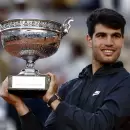 Alcaraz revalidó su corona en Roland Garros: cuánto dinero se llevó luego de superar a Sinner en la final más extensa del torneo