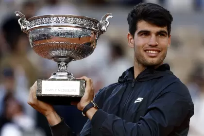 Alcaraz levantando la "Copa de los Mosqueteros"