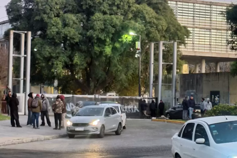 Los cuatro accesos al predio de Ciudad Universitaria se bloquearon desde la noche del martes.