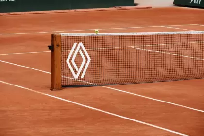 El logotipo de Renault seguirá luciendo en las redes de las pistas principales de Roland Garros