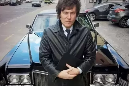A la derecha de la imagen, el verdadero auto de Javier Milei.
