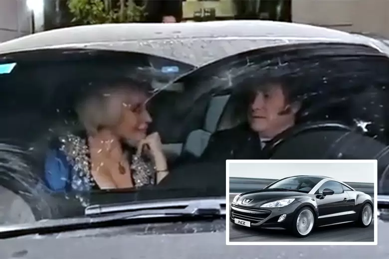 Octubre de 2023: Javier Milei al volante de su Peugeot RCZ junto a quien fuera su pareja, Fátima Florez.