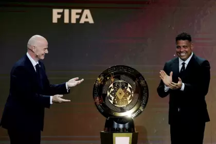 El presidente de la FIFA, Gianni Infantino, presentó junto a Ronaldo Nazário el trofeo del Mundial de Clubes 2025