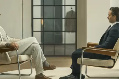 Una serie que convierte el coaching emocional en manual para el crimen perfecto.