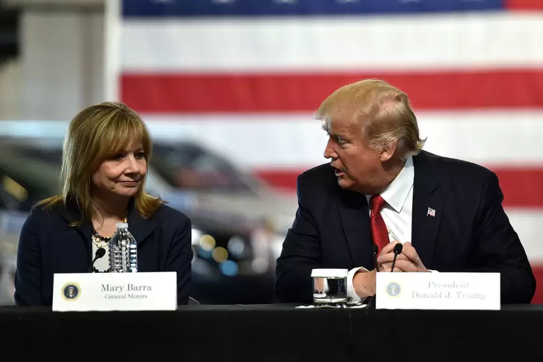 La CEO de GM, Mary Barra y el Presidente de EE.UU., Donald Trump.