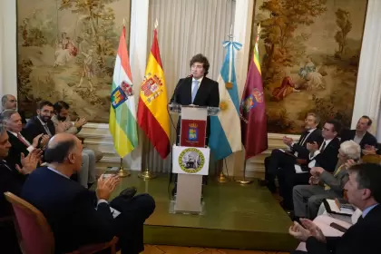 El mandatario recibió el reconocimiento de manos de la Presidenta Nacional de la organización liberal el "Club De Los Viernes"