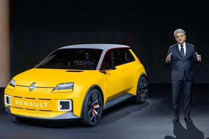 Luca de Meo junto al Renault 5 eléctrico, símbolo de la electrificación de la marca del Rombo.