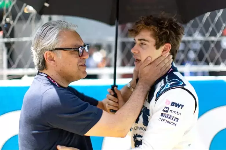 Luca De Meo dialogó amistosamente con Franco Colapinto en el Gran Premio de Barcelona de Fórmula 1.