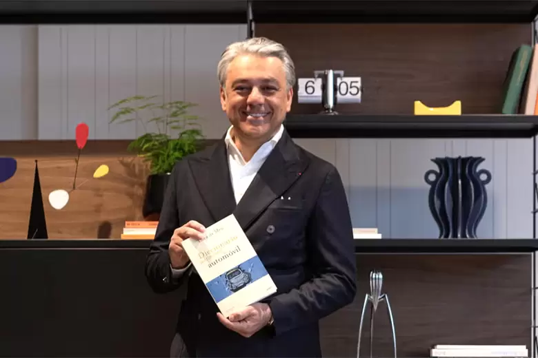 Su libro se llama "Diccionario sentimental del automóvil" y lo presentó en abril pasado.