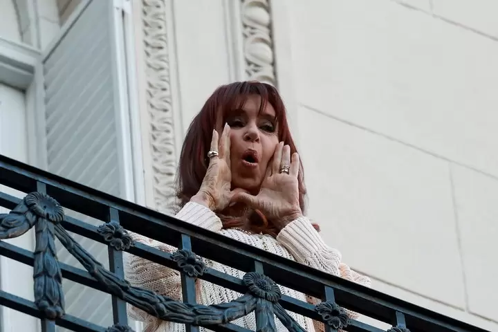 El Tribunal Oral Federal N° 2 resolvió que Cristina Fernández de Kirchner cumpla prisión domiciliaria.