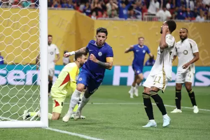 Enzo Fernández festeja el gol que le marcó a Los Ángeles FC en el debut de Chelsea en el Mundial de Clubes 2025