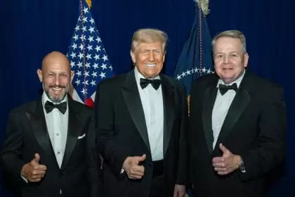 Leonardo Scatturice, nuevo dueño de Flybondi, junto a Donald Trump y a su estratega político, Barry Bennet.