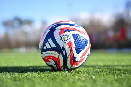 Adidas lanzó la pelota oficial del Mundial de Clubes 2025 con cuatro colores e inspirada en la bandera de Estados Unidos