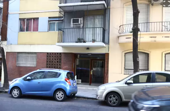 Frente del edificio donde vivió Beatriz Sarlo en Hidalgo 140, Caballito, ahora en disputa