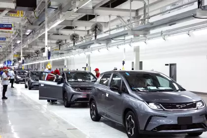 ¿Se acabó el boom del auto eléctrico? BYD decidió frenar la producción