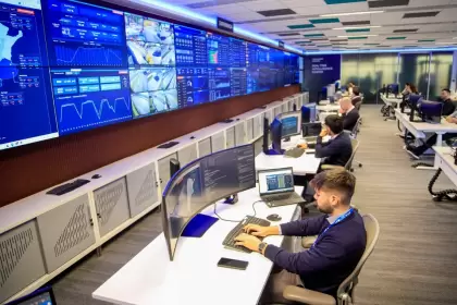 YPF dio un salto tecnológico con el primer centro de inteligencia comercial en tiempo real de América Latina.