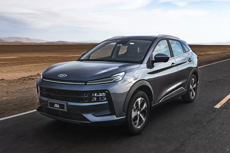 El JAC JS6 llegará en versión híbrida enchufable y también a combustión.
