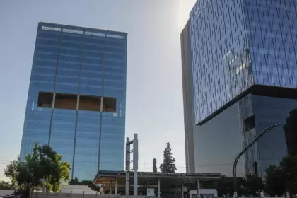 El edificio del JP Morgan que genera un silbido insoportable en Núñez