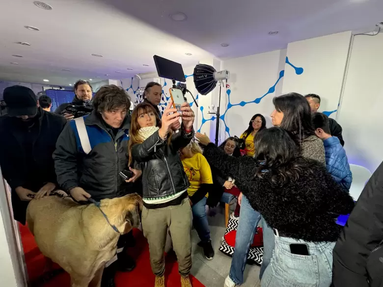 El Presidente Javier Milei y la Secretaria General de la Presidencia participaron hoy, junto a Conan y Thor, en el programa de streaming "El troncal d