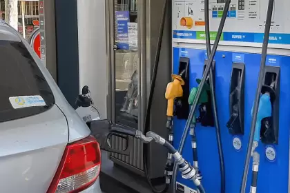 El Gobierno confirmó que en julio y agosto aumentan los impuestos sobre los combustibles