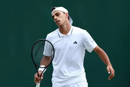 Cerúndolo ganaba, pero se cayó y perdió el último set por un durísimo 6-0