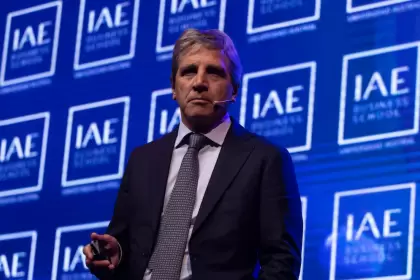 Caputo admite "qué salió mal" con las LEFI y desata un tsunami de pesos