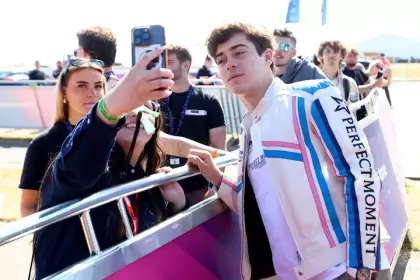 Colapinto estrenó campera en Silverstone y posó con sus fanáticos