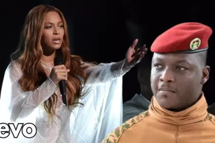 Premios, boinas rojas y propaganda: el show digital de un militar africano.