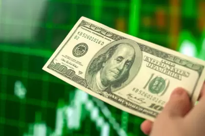 El dlar mayorista rompi el piso de $1.400: termin a $ 1.387