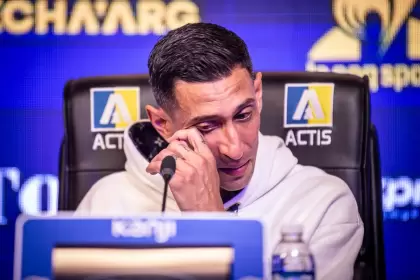 Entre lágrimas, Di María fue presentado en el club de sus amores.