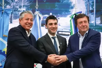 Los gobernadores Rolando Figueroa, Alberto Weretilneck e Ignacio Torres firmaron el acta que da inicio a una de las obras más importantes de la región