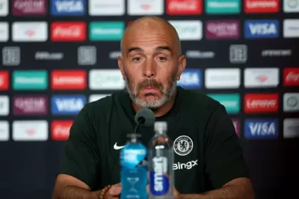 Maresca protagonizó un momento incómodo durante su conferencia de prensa al ser corregido por un periodista brasileño