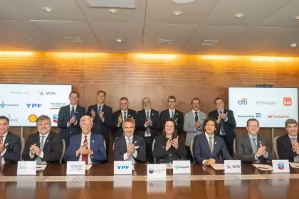 Representantes de las petroleras que integran VMOS en la firma del acuerdo por el financiamiento
