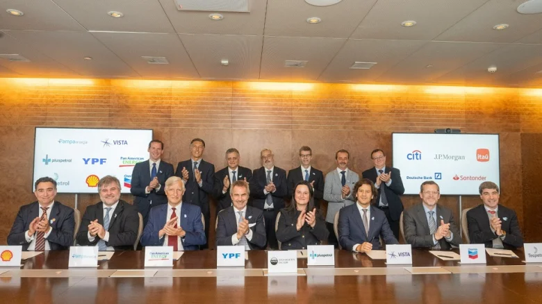 Representantes de las petroleras que integran VMOS en la firma del acuerdo por el financiamiento - (YPF)