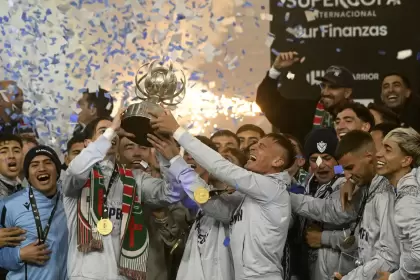 Los jugadores de Vélez levantando el trofeo de la Supercopa Internacional