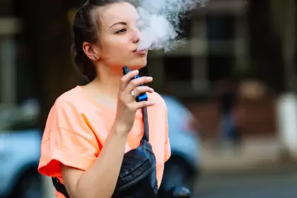 Adiós al mercado en negro: regulan vapeadores, pouches y tabaco calentado