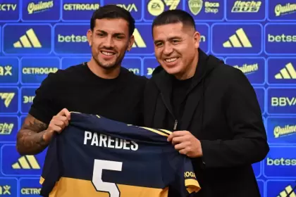 Paredes junto a Riquelme en su regreso a Boca