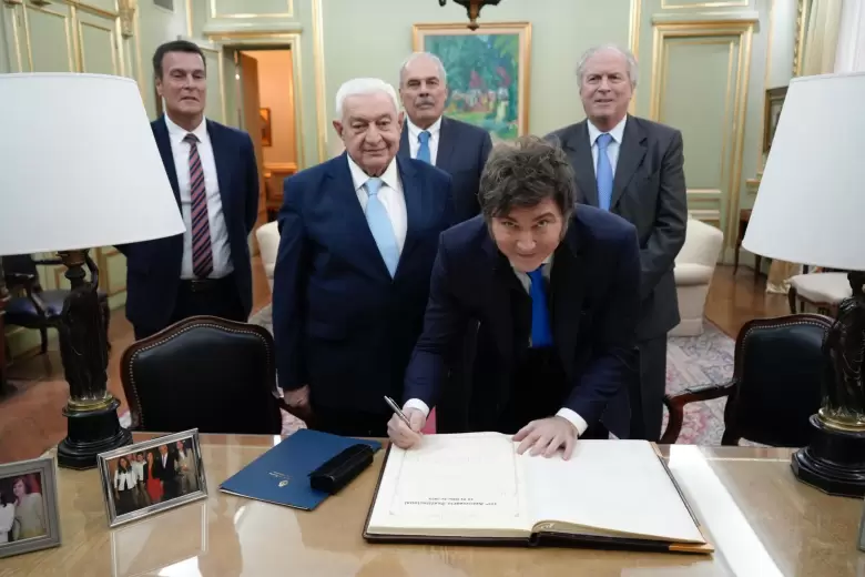 Milei en la Bolsa de Comercio: "La política del superávit fiscal es permanente"