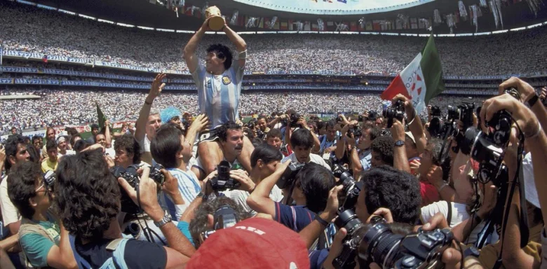 Maradona con la Copa del Mundo - .