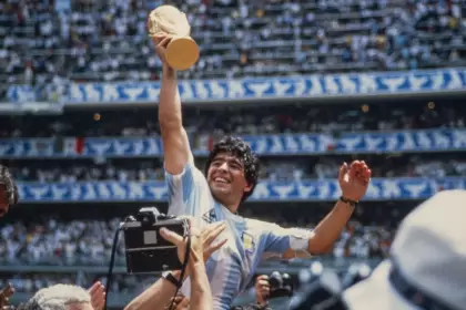 Maradona con la Copa del Mundo