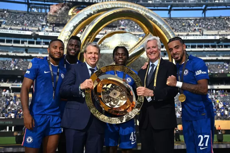 Los co-propietarios del Chelsea, Todd Boehly y Mark Walters, levantando otro trofeo con el club