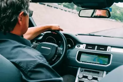 Un hombre olvidó a su esposa en una gasolinera de Francia y condujo 300 km sin darse cuenta. El insólito caso generó debate y revuelo en redes.