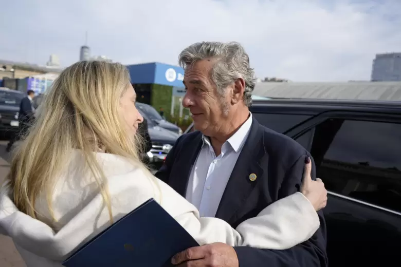 Nicolás Pino junto a Karina Milei en La Rural