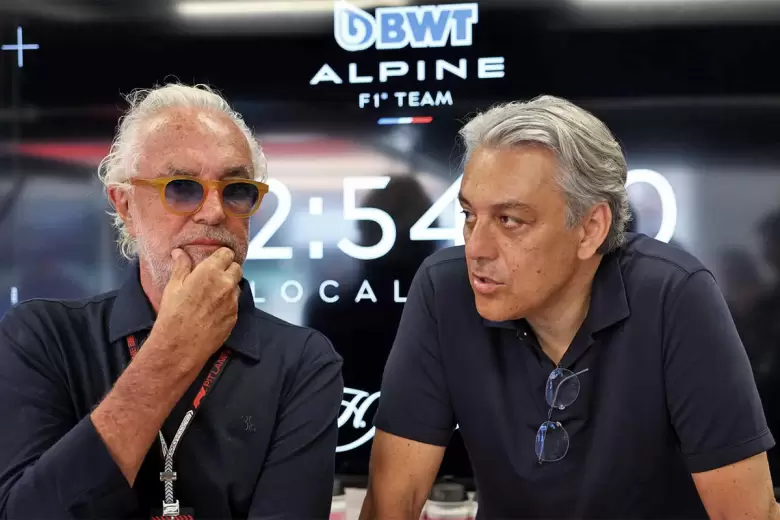 Flavio Briatore y Luca de Meo hace algunas carreras atrás, en el box del equipo Alpine de Fórmula 1.