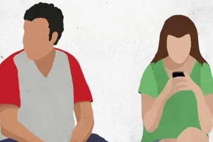 No es solo distracción: el gesto cotidiano que puede destruir una relación