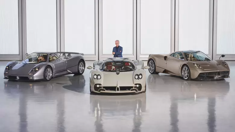 El diseñador argentino Horacio Pagani junto a algunas de sus creaciones.