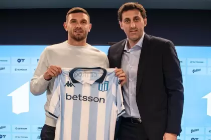 Adrián "Maravilla" Martínez y el presidente de Racing, Diego Milito, al momento de la firma del vínculo (@RacingClub)